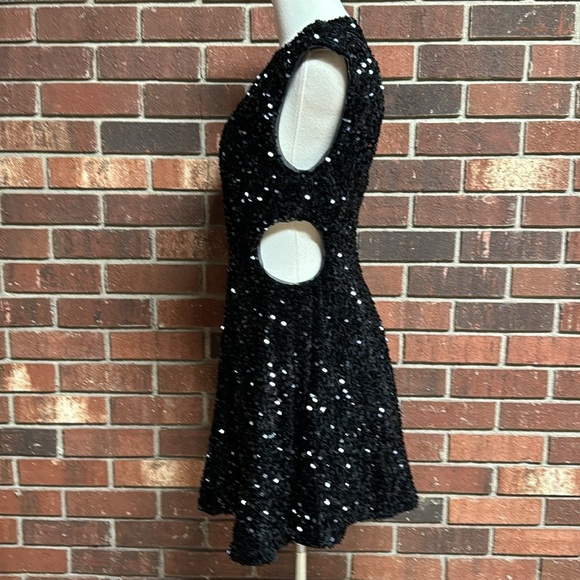 Sofie the Label Sequin Dress - Picture 6 of 9